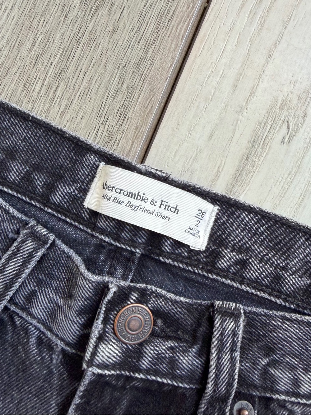 Abercrombie & Fitch Mid Rise Boyfriend Short - Picture 4 of 9